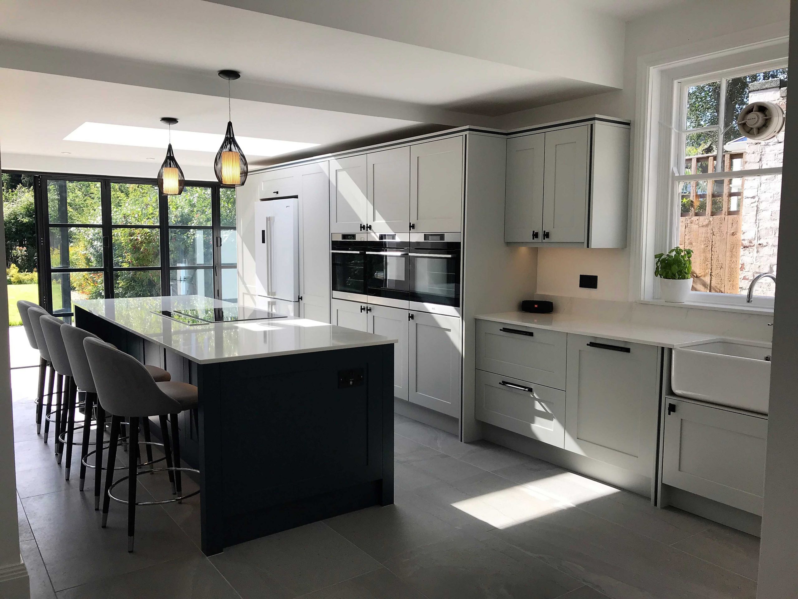 lay on painted shaker with passepartout accent with end framed island