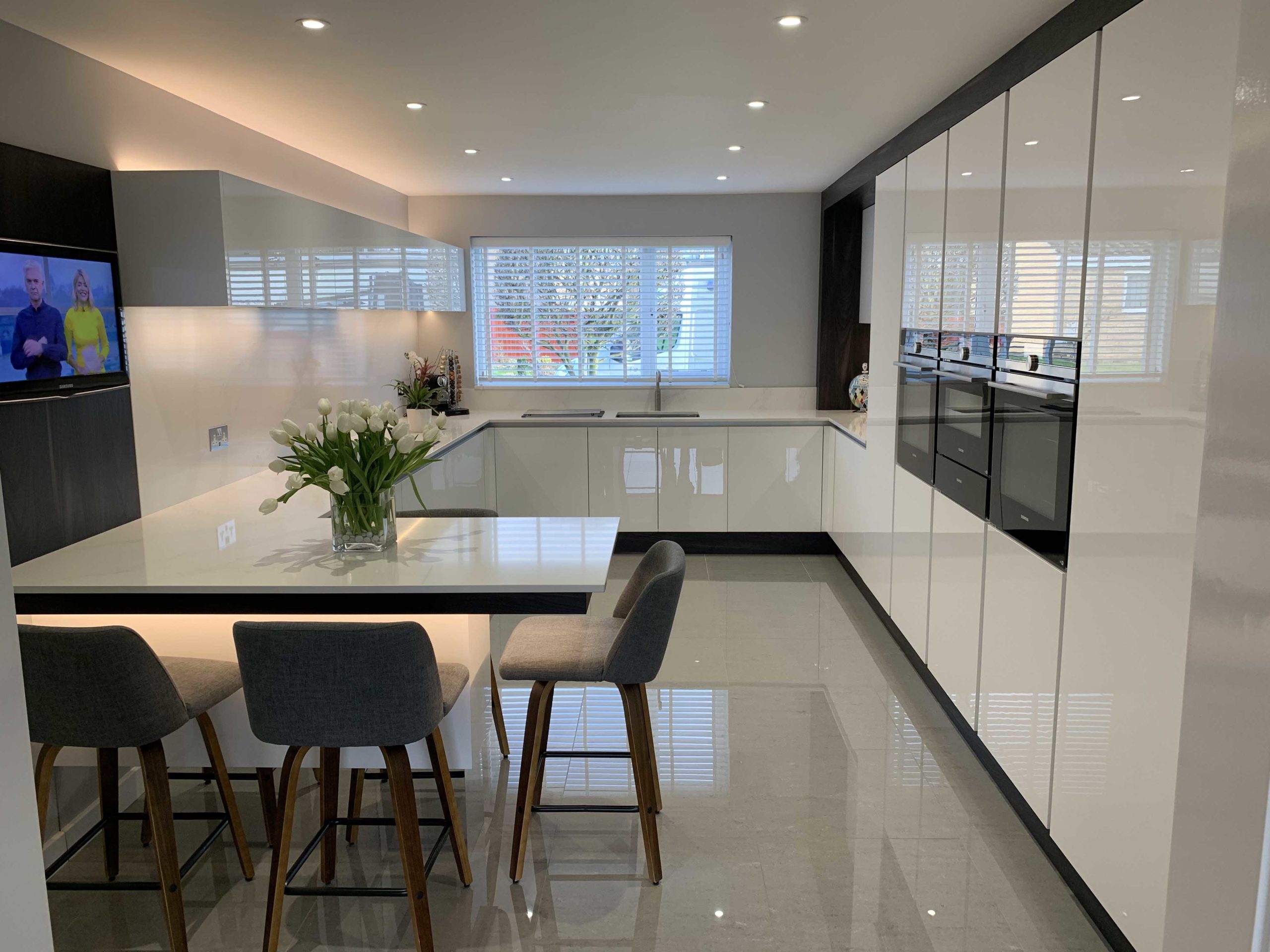 White Gloss Minimalist G Shaped contemporary handleless kitchen with peninsular