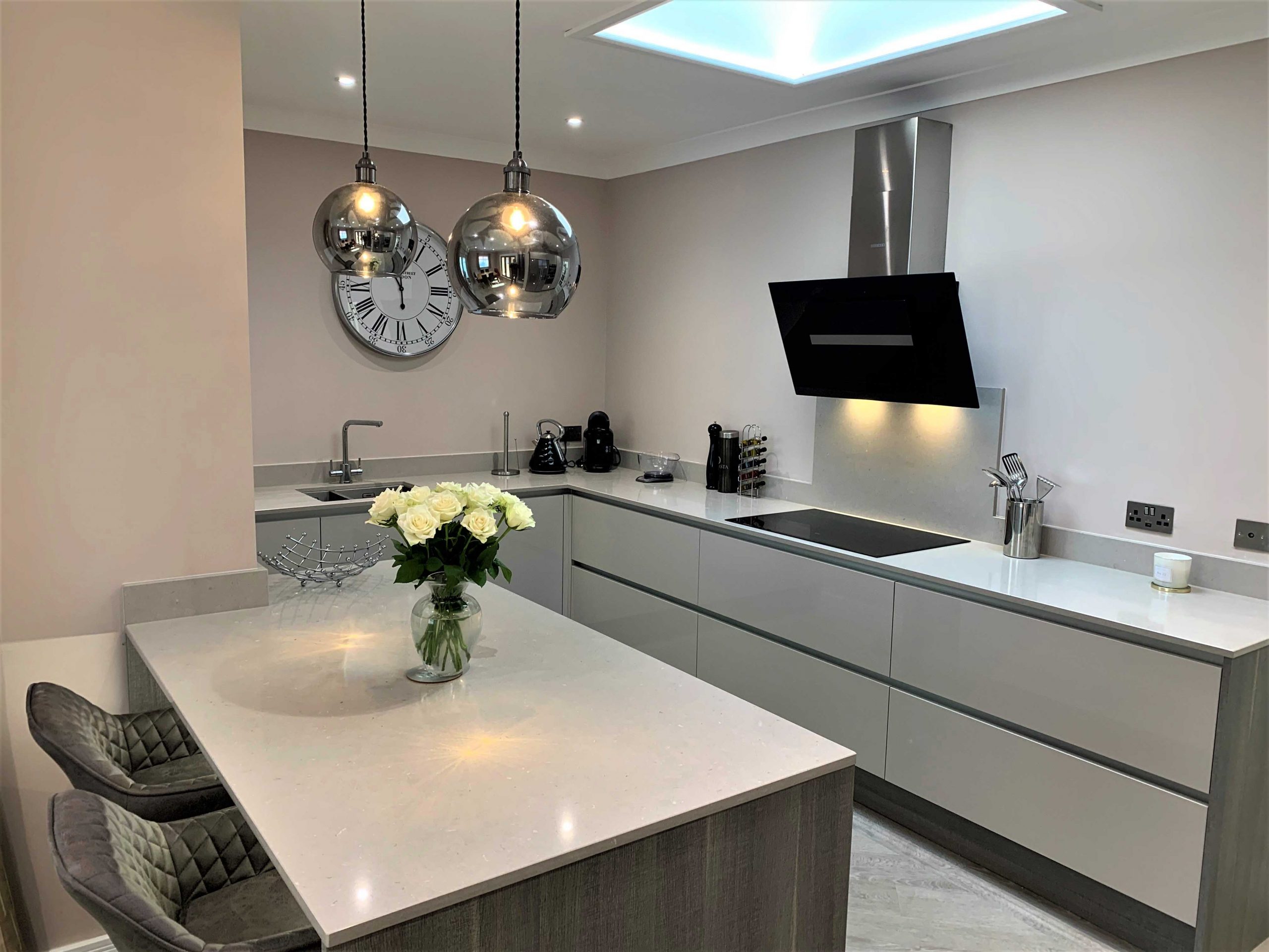 breakfasting kitchen handleless with penisular