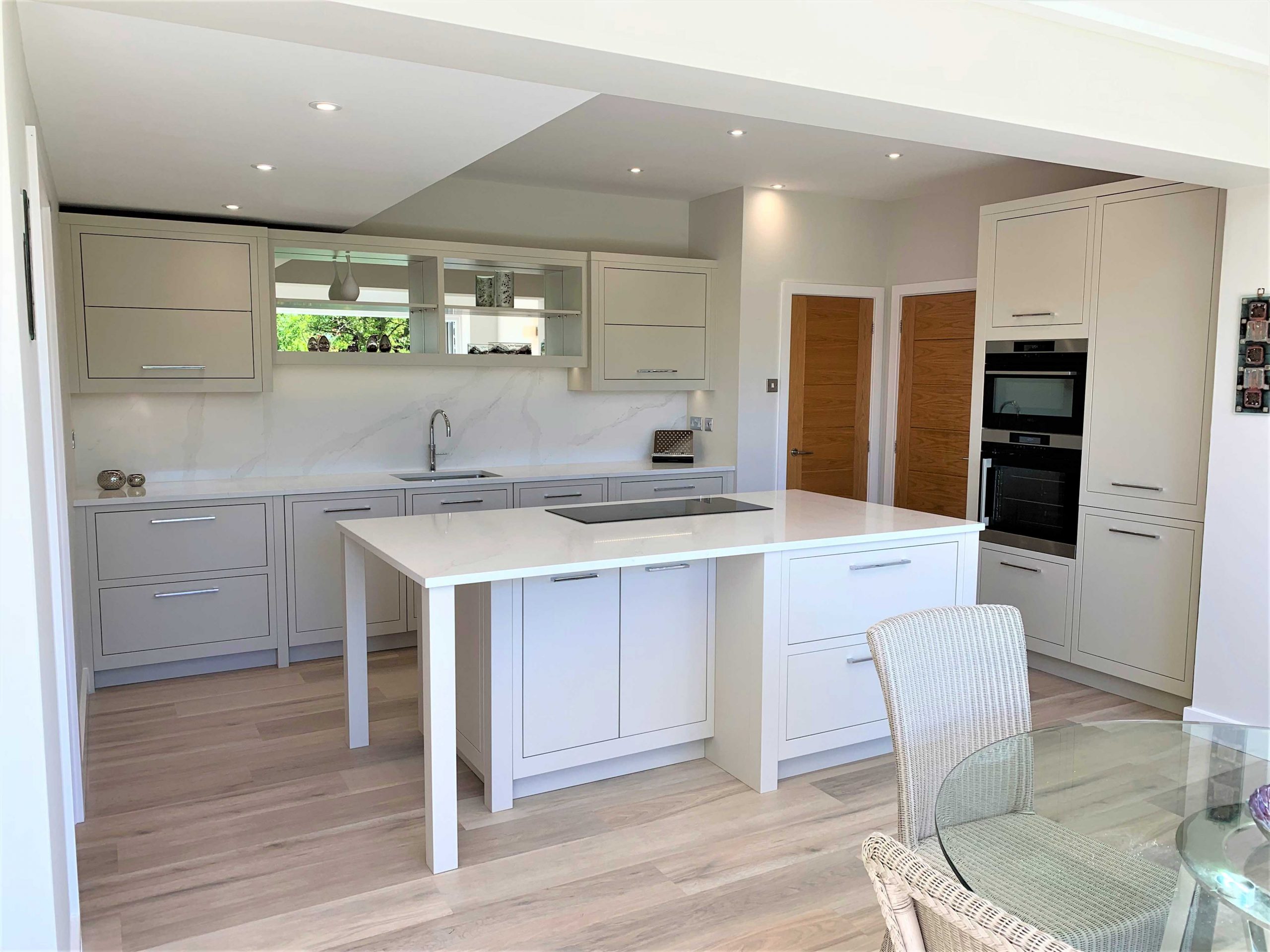 modern inframe slab featuring island with occasional breakfast seating