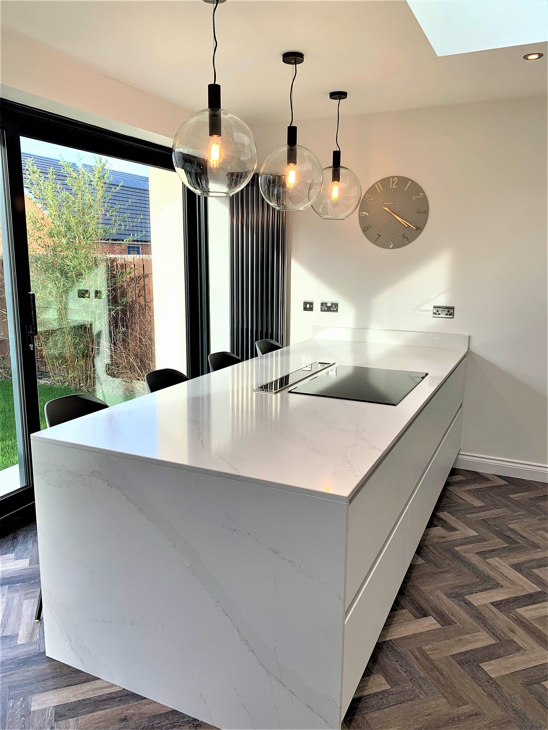 breakfasting peninsular with waterfall worksurface feature