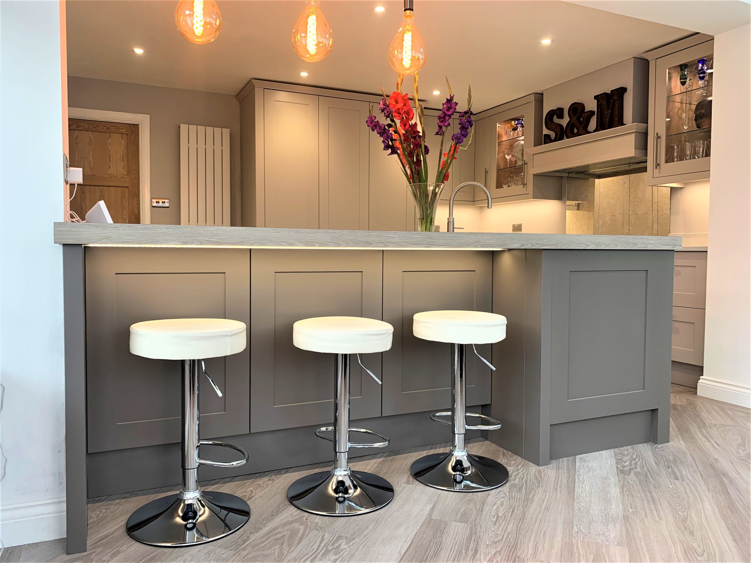painted shaker kitchen with breakfasting peninsular