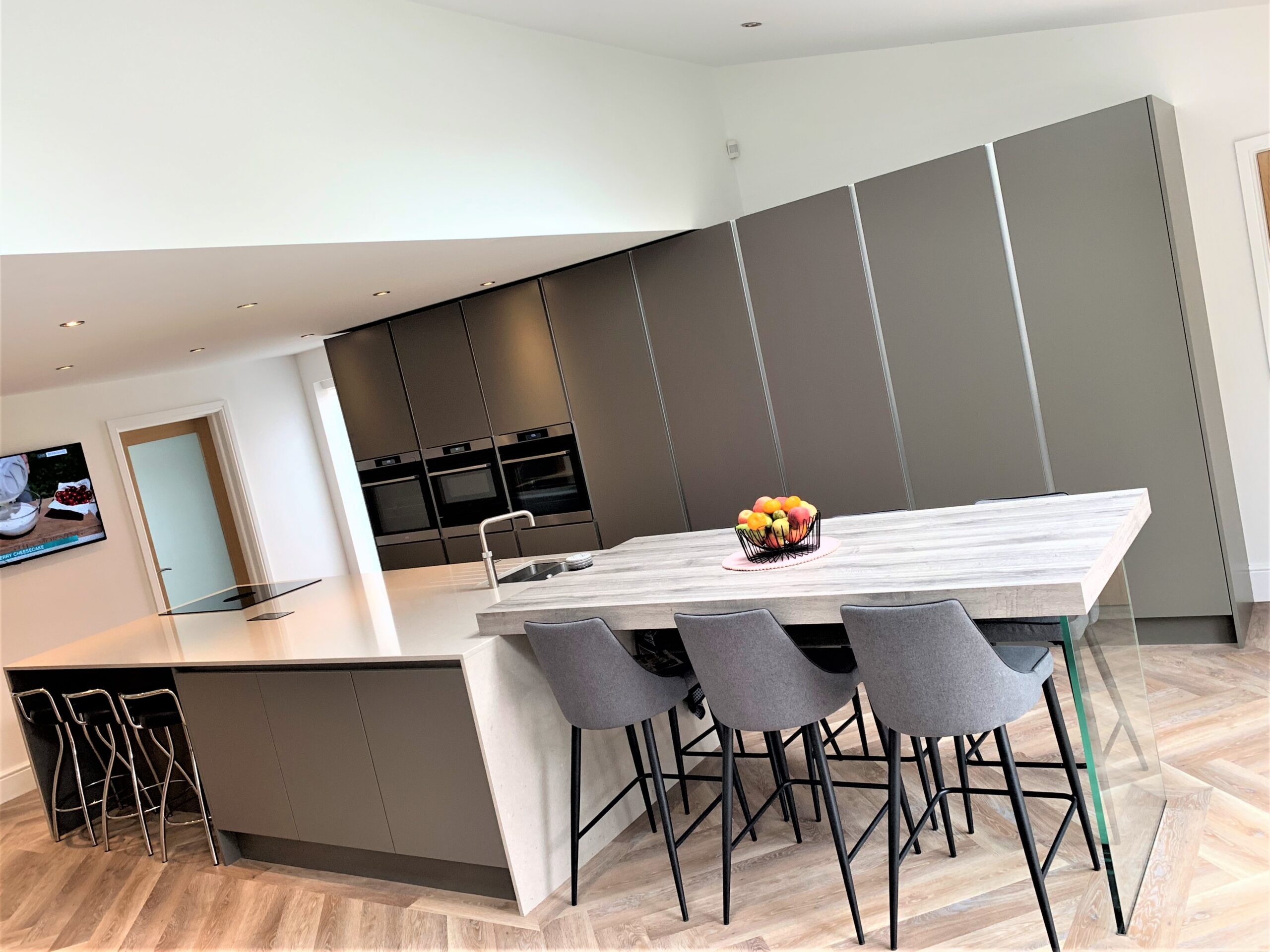classic colour palette on a contemporary canvas breakfasting kitchen