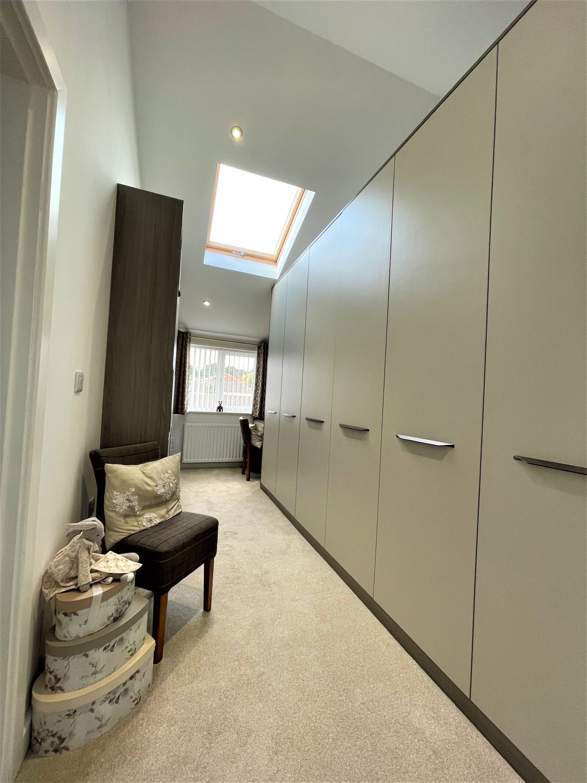 dressing room in taupe grey and grey vincenza oak