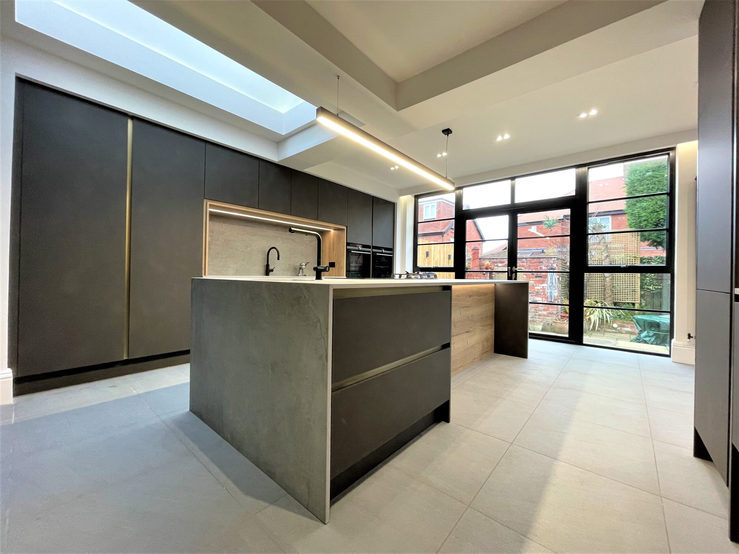 handleless breakfasting kitchen in dark steel perfect matt and home bar