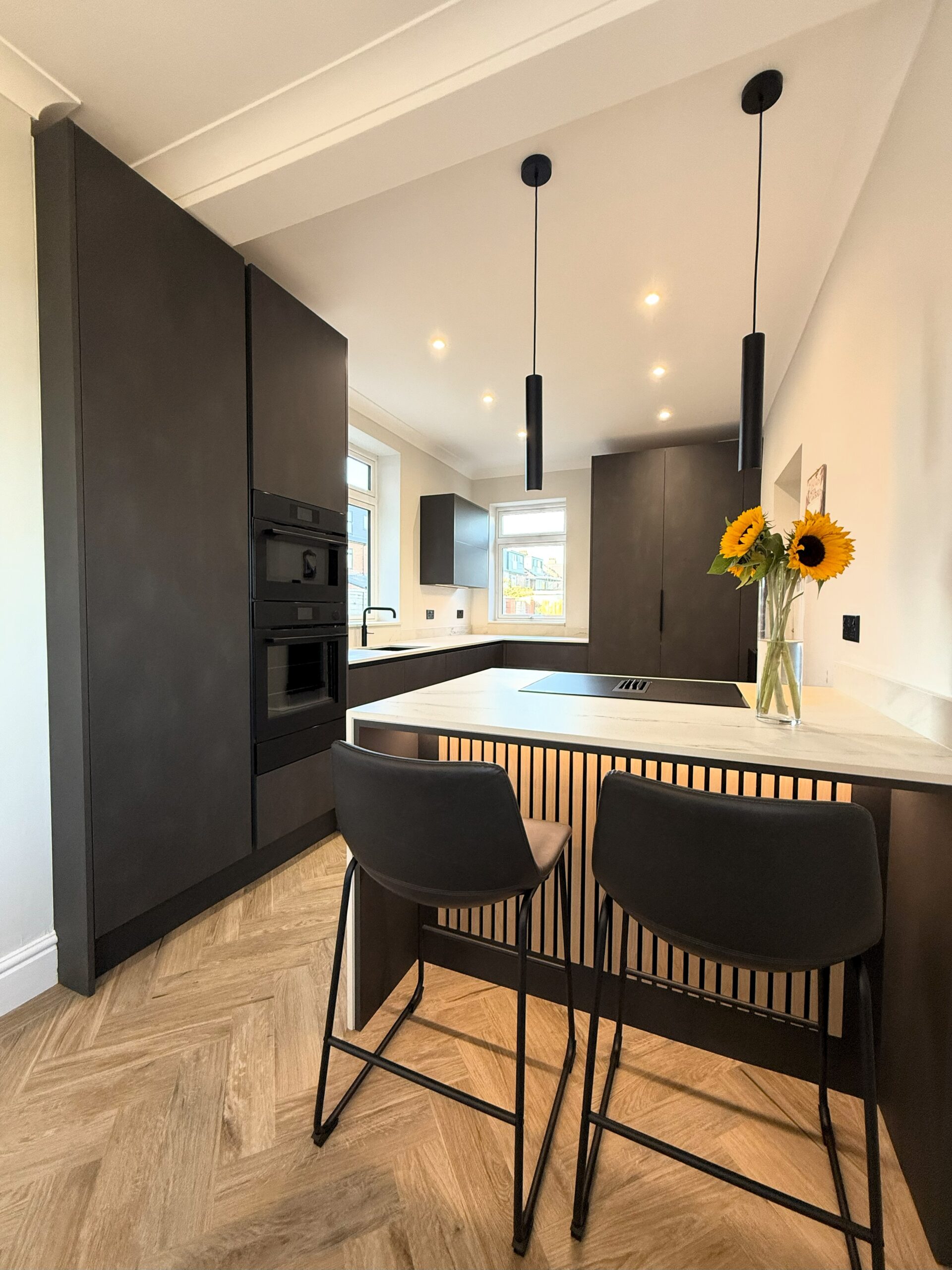 dramatic handleless breakfasting kitchen and karndean flooring